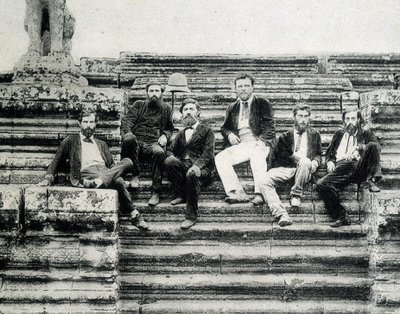 Ritratto di gruppo dei membri della Spedizione di Esplorazione del Mekong 1866-1868 (Garnier, Doudart de Lagrée) sui gradini di Angkor Vat da Unknown photographer