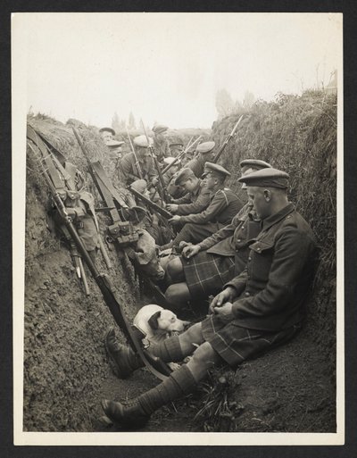 Territoriali delle Highlands in una trincea [La Gorgue, Francia]. 5 agosto 1915. da Unknown photographer