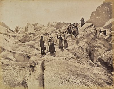 Escursionisti sul ghiacciaio "Mer de Glace" sul Monte Bianco, Chamonix, Francia da Unknown photographer