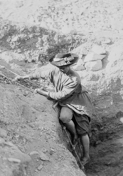 Hilda Petrie (nata Urlin) che scende con una scala di corda in un pozzo tombale, possibilmente a Denderah da Unknown photographer