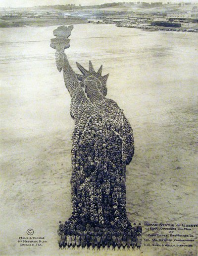Statua della Libertà umana formata da soldati statunitensi da Unknown photographer