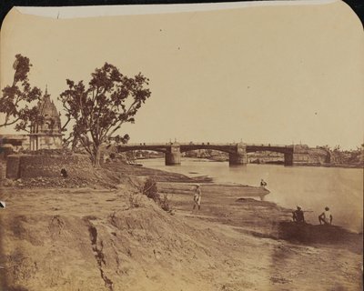 Ponte di ferro con pilastri di pietra, con civili in primo piano, fiume Gumti, Lucknow da Unknown photographer