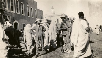 Guerra Italo-Turca, Tripolitania, persone e soldati davanti al tribunale da Unknown photographer