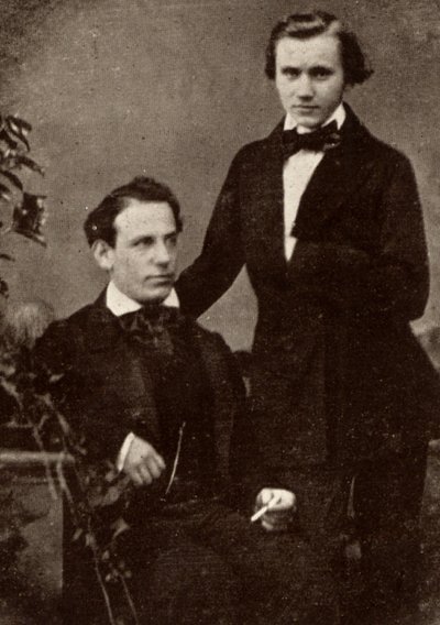 Johannes Brahms (1833-1897) compositore tedesco, in piedi, con il violinista ungherese rifugiato, Eduard Remenyi (1828-1898), con cui andò in tour da Unknown photographer