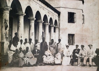 Re Prempeh e corte con il Dr de Groot e la Sig.ra de Groot al castello della Costa d