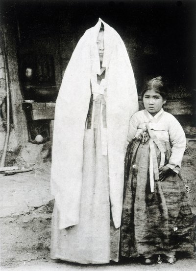 Donna coreana e giovane ragazza da Unknown photographer