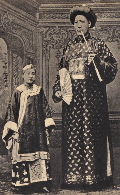 Les Monsters, il gigante della Cina. Fotografia, fine XIX secolo, Parigi. Collezione privata. da Unknown photographer