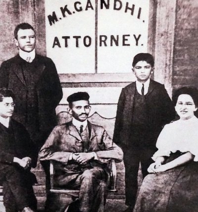 Mahatma Gandhi seduto con quattro collaboratori davanti al suo studio legale a Johannesburg, Sudafrica, Sudafrica da Unknown photographer