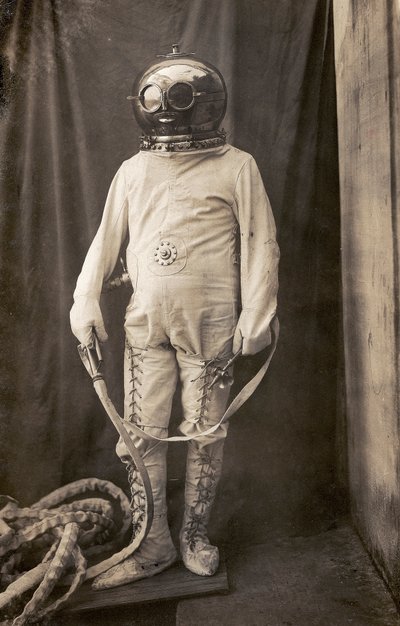 Uomo con tuta da immersione per proteggersi dal fuoco da Unknown photographer