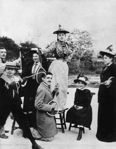 Marcel Proust (1871-1922) inginocchiato con una racchetta da tennis davanti a Jeanne Ponquet in piedi su una sedia a Neuilly (Francia) 1892 da Unknown photographer