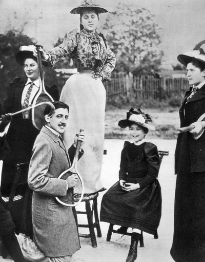 Marcel Proust, in mezzo a un gruppo di giovani donne, che suona la chitarra su una racchetta da tennis al Boulevard Bineau a Parigi da Unknown photographer