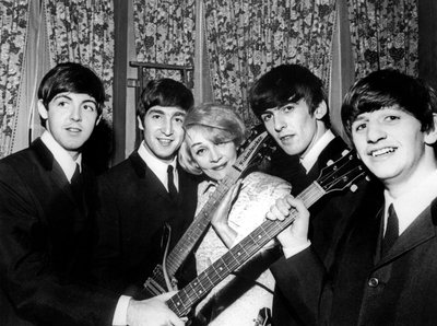 Marlene Dietrich con la band Beatles Paul McCartney John Lennon George Harrison e Ringo Starr Novembre 1963 da Unknown photographer