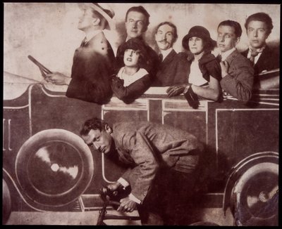 Max Morise, Simone Breton, Paul Eluard, Joseph Delteil, Gala Desnos, André Breton e Max Ernst (sulla bicicletta), alla Foire de Montmartre da Unknown photographer