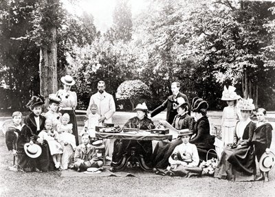 Membri della famiglia reale britannica tra cui Re Giorgio V, Re Edoardo VIII intorno alla Regina Vittoria a una festa in giardino. Fotografia tra il 1895 e il 1901 da Unknown photographer