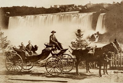 Uomini in una carrozza fermata vicino a una cascata da Unknown photographer