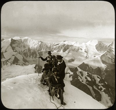 Alpinismo alla fine del XIX o inizio del XX secolo: gruppo di alpinisti sulla vetta del Wetterhorn, massiccio del Wetterhorner, Alpi Bernesi, Canton Berna, Svizzera da Unknown photographer