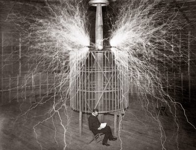 Nikola Tesla seduto nel suo laboratorio di Colorado Springs con il suo "Trasmettitore Amplificante" da Unknown photographer