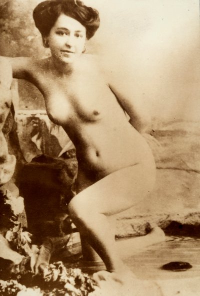 Ritratto nudo di una giovane donna che esce da una vasca da Unknown photographer