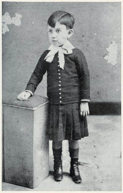 Pablo Picasso a 4 anni - in "Picasso, documenti iconografici" di Sabartes da Unknown photographer