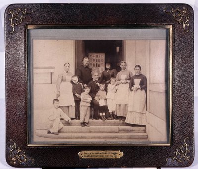 Pastore tra bambini inglesi trattati preventivamente contro la rabbia. Museo Pasteur. da Unknown photographer