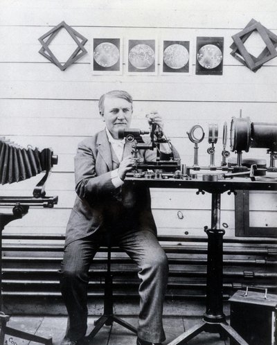 Foto di Thomas-Alva Edison davanti al suo fonografo da Unknown photographer