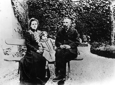 Pierre (1859-1906) e Marie Curie (1867-1934) seduti su una panchina in un giardino da Unknown photographer