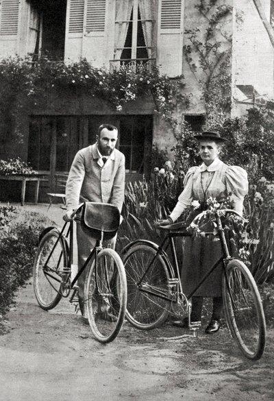 Pierre e Marie Curie nel loro giardino da Unknown photographer