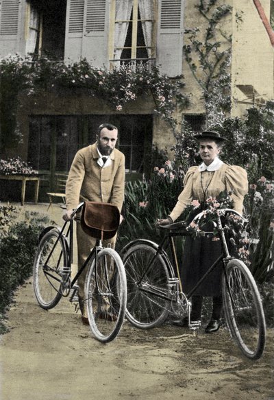 Pierre e Marie Curie nel loro giardino da Unknown photographer