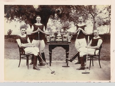 Squadra di polo con trofei da Unknown photographer
