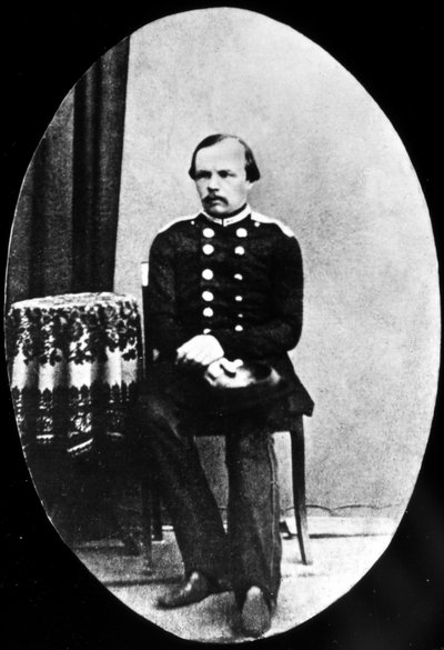 Ritratto di Dostoevskij giovane, seduto, in medaglione da Unknown photographer