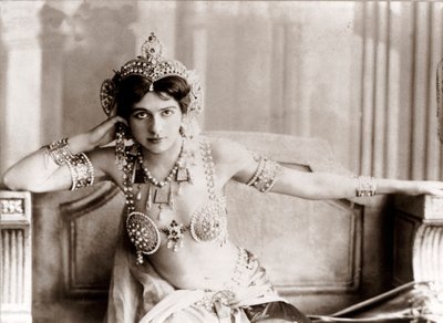 Ritratto di Margaretha Geertruida Zelle, nota come Mata Hari, ballerina e spia olandese, XX secolo (foto) da Unknown photographer