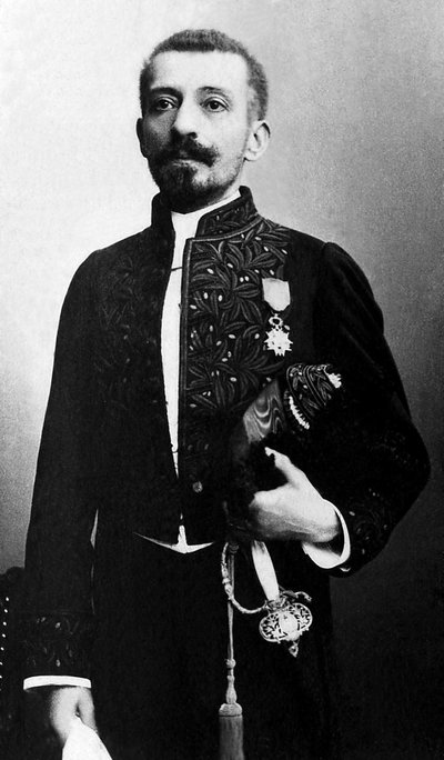 Ritratto di Pierre Loti (1850-1923), romanziere e ufficiale della Marina francese, in costume accademico. da Unknown photographer