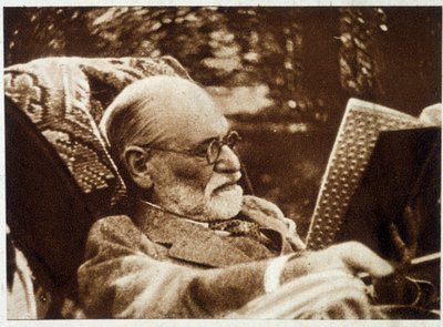 Ritratto di Sigmund Freud che legge - in "Vu" del 20/07/1932 da Unknown photographer