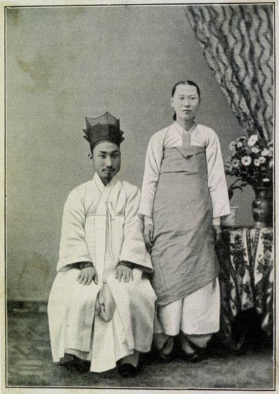 Ritratto di un funzionario coreano e sua moglie alla fine del XIX secolo da Unknown photographer