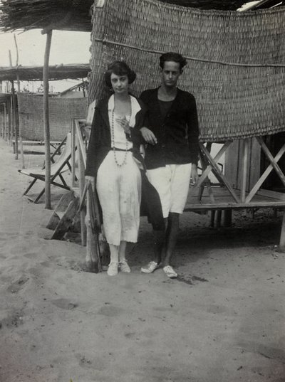Ritratto di una coppia sulla spiaggia, Versilia da Unknown photographer