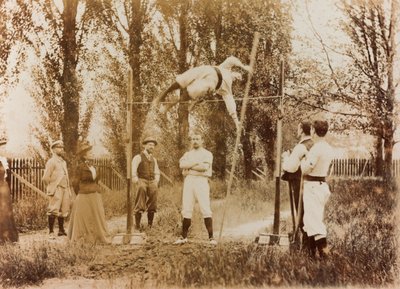 Ritratto di un uomo che si allena nel salto con l