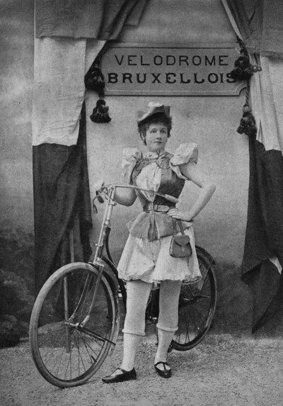 Ritratto di una ciclista. Fotografia, fine XIX secolo, Parigi. Coll. Selva da Unknown photographer