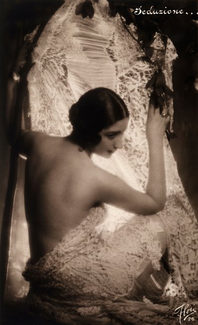 Ritratto di una giovane donna avvolta in un panno di pizzo bianco da Unknown photographer