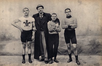 Ritratto della squadra ciclistica Gladiator. Fotografia, fine XIX secolo, Parigi. Collezione Selva da Unknown photographer