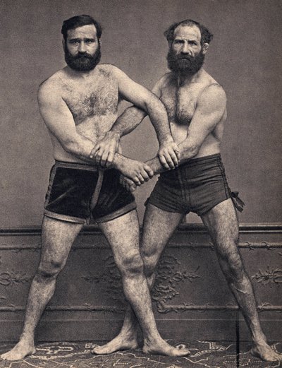 Ritratto dei fratelli di Marsiglia in lotta. Fotografia, fine XIX secolo, Parigi. Coll. Selva da Unknown photographer