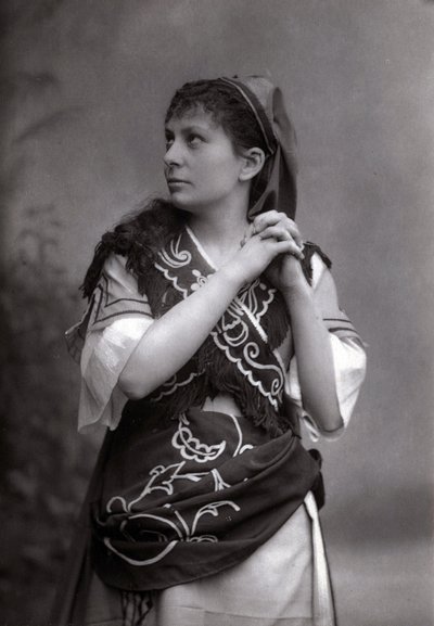 Ritratto del soprano Elisabeth Janvier in "Le Tribut de Zamora" di Charles Gounod nel 1881. da Unknown photographer