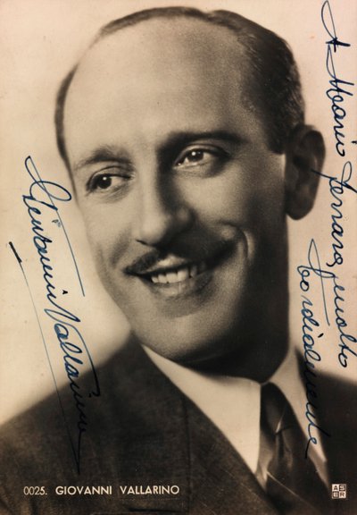 Ritratto con dedica e autografo del cantante italiano Giovanni Vallarino; cartolina da Unknown photographer