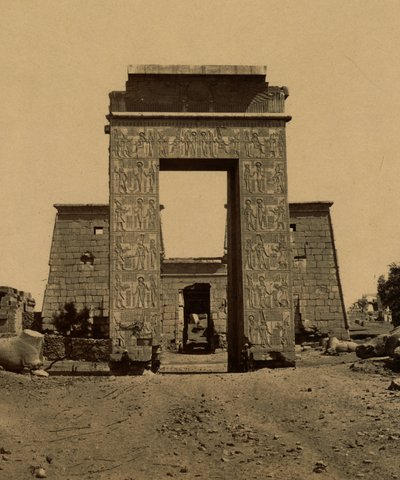 Propylon (arco di trionfo) e pilone nella Valle dei Rams, parte del Tempio di Ramses IV a Tebe. 1880 (foto) da Unknown photographer