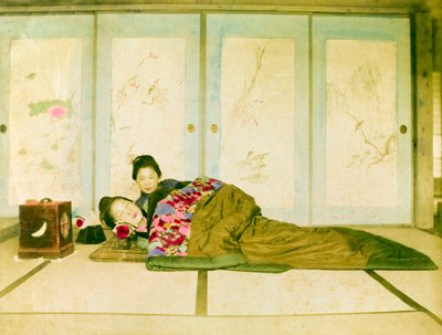 Sdraiati su un futon. Due donne giapponesi sdraiate su un futon tradizionale posto sul pavimento. Giappone, circa 1910. da Unknown photographer