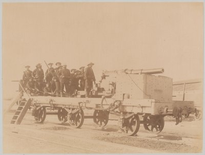 Marinai della HMS Hecla che manovrano un cannone navale montato su un vagone ferroviario, Egitto da Unknown photographer