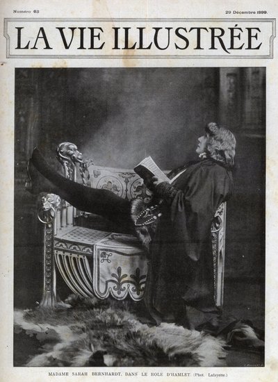 Sarah Bernhardt (1844-1923) nel ruolo di Amleto di Shakespeare - copertina della Vita Illustrata del 1899 da Unknown photographer