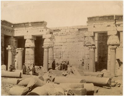 Secondo cortile del Tempio Mortuario di Ramesse III, lato nord, Medinet Habu, Egitto, ca 1890 da Unknown photographer
