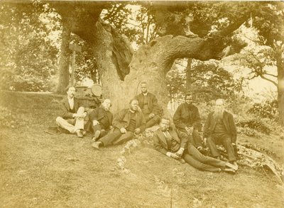 Sette dei principali membri della Church Missionary Society in Sierra Leone e Nigeria seduti sotto la Wilberforce Oak a Keston, Kent, Regno Unito da Unknown photographer