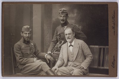Sigmund Freud con i figli Ernst e Martin in uniforme militare, 1916 circa (foto b/n) da Unknown photographer