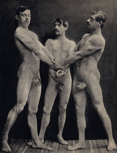 Il giuramento degli Orazi, posa di tre uomini nudi che giurano. Fotografia, fine XIX secolo, Parigi. Collezione Selva da Unknown photographer